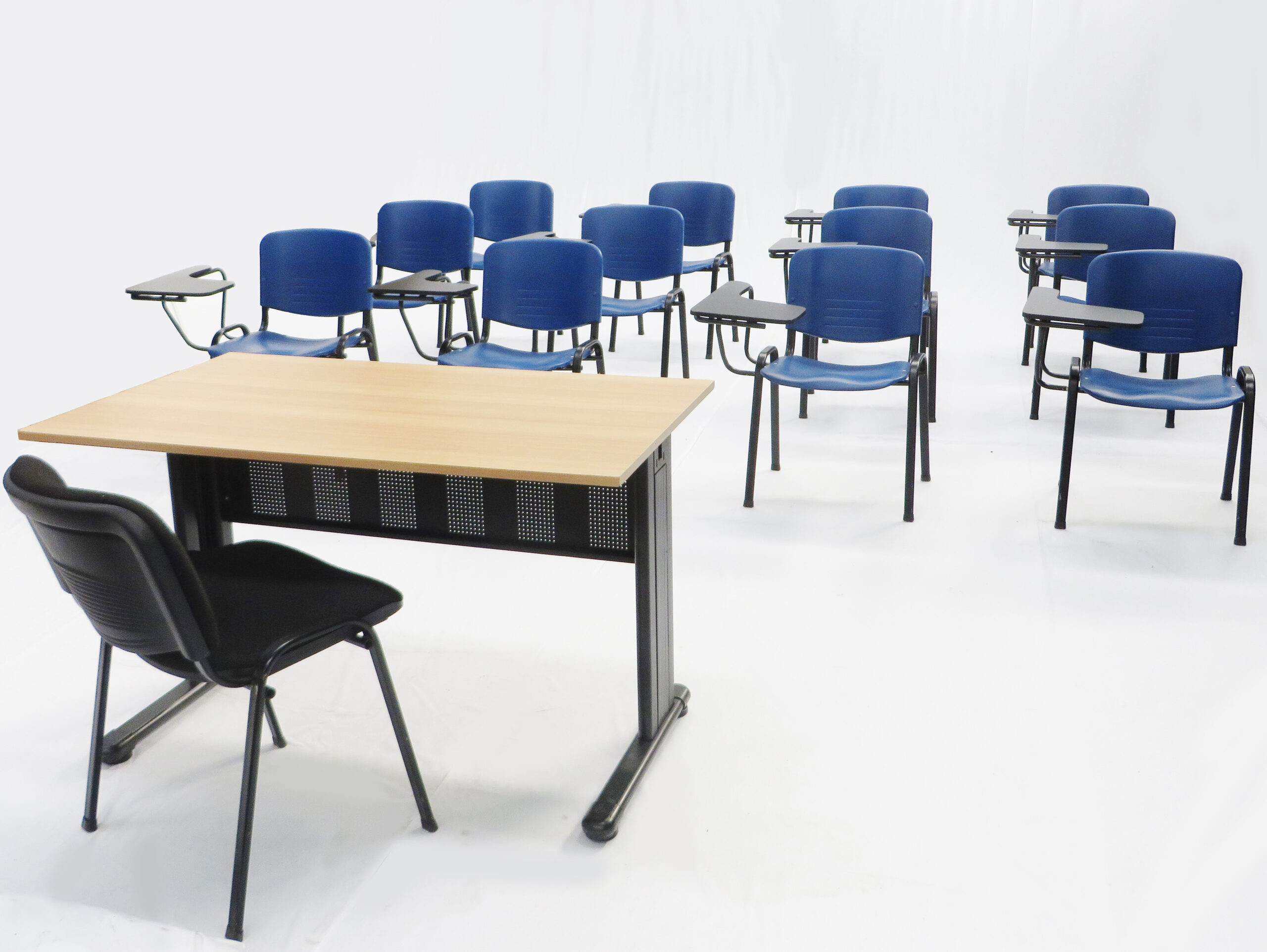 Mobiliario completo para capacitación con mesa de relator y sillas universitarias