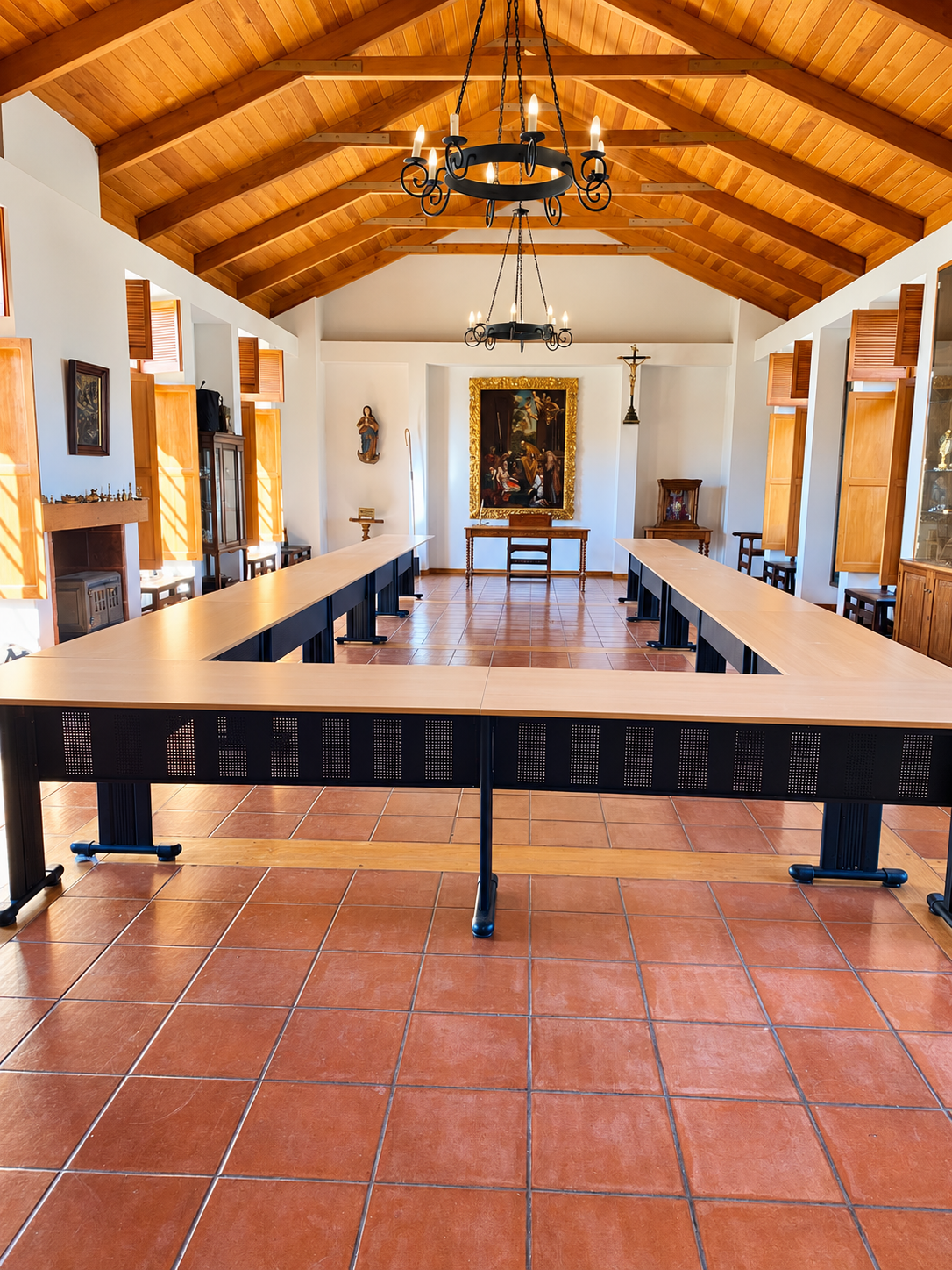 Montaje real de mesas para reunión en un salón