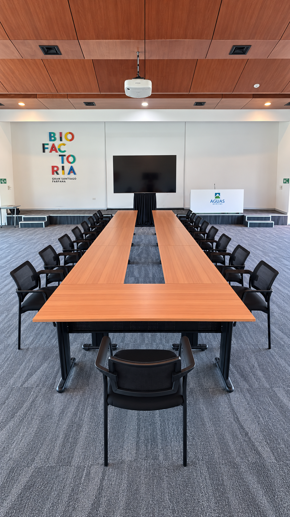 Montaje real de una sala de conferencias con mesas en U